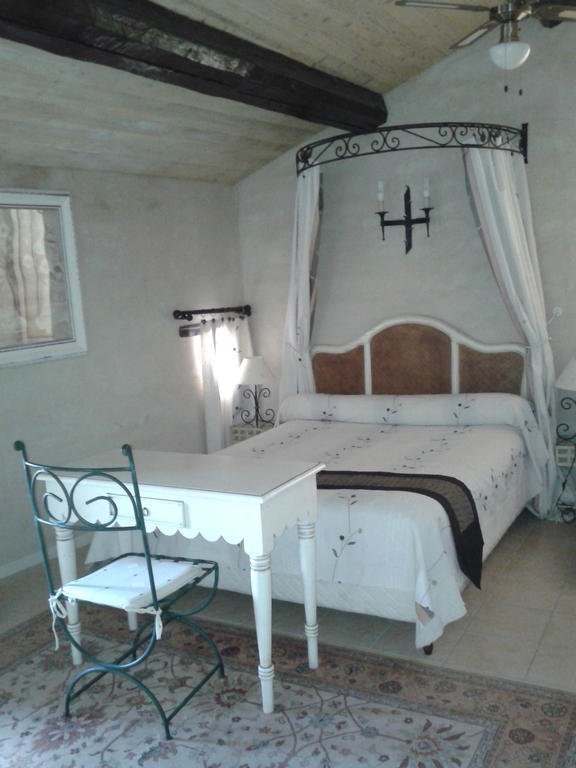Le Chateau Des Estubiers Bed and Breakfast Sérignan-du-Comtat Pokój zdjęcie