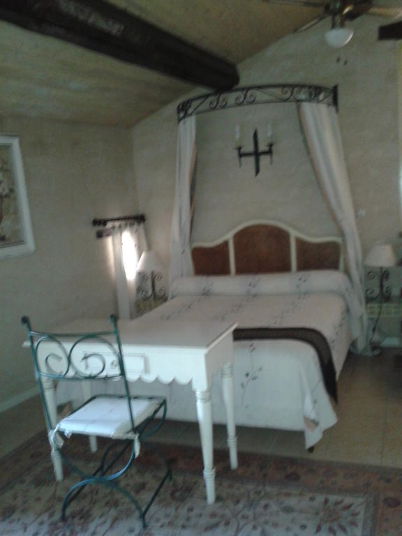 Le Chateau Des Estubiers Bed and Breakfast Sérignan-du-Comtat Pokój zdjęcie